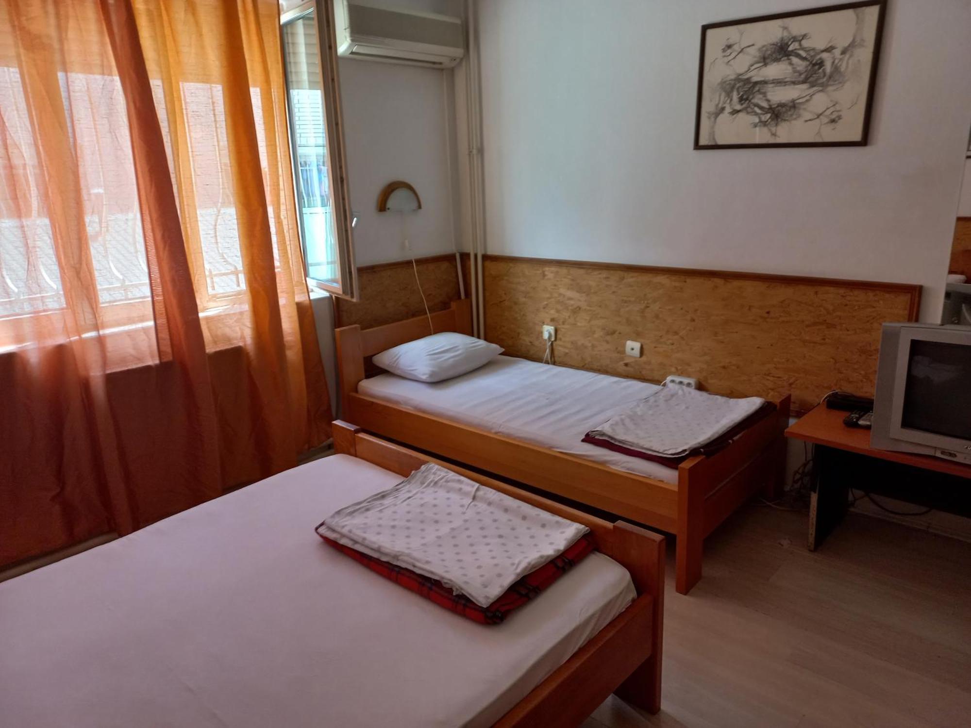 Hotel Duga Нови-Сад Экстерьер фото